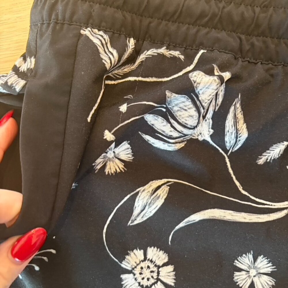 ** Athleta Floral Printed Baja Shorts Black Size 8 Featherweight Hiking - Picture 6 of 8